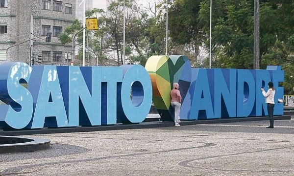 Letreiro “Santo André” em uma praça da cidade