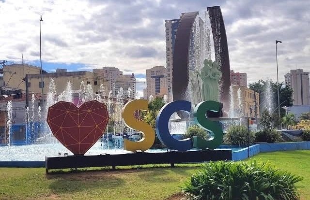 Letreiro “SCS” com um coração, ao lado de um chafariz, em São Caetano do Sul