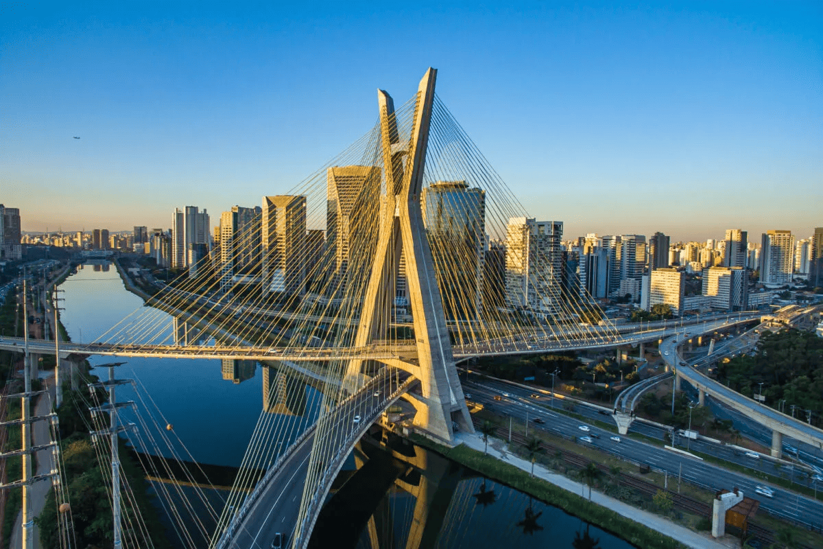 Ponte Estaiada sobre o Rio Pinheiros, em São Paulo, com os prédios ao fundo